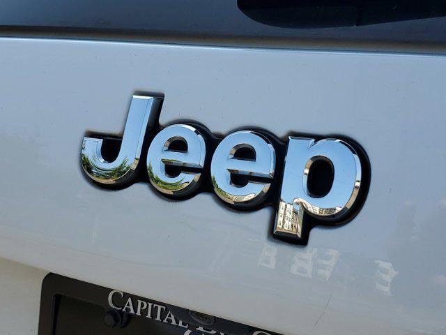 Photo of 2019 Bright White Clearcoat Jeep Cherokee