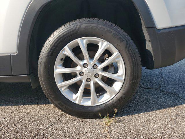 Photo of 2019 Bright White Clearcoat Jeep Cherokee