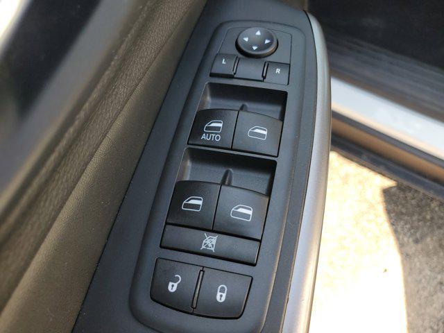 Photo of 2019 Bright White Clearcoat Jeep Cherokee