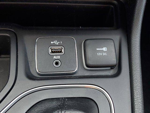 Photo of 2019 Bright White Clearcoat Jeep Cherokee