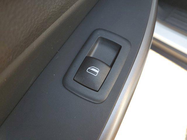 Photo of 2019 Bright White Clearcoat Jeep Cherokee
