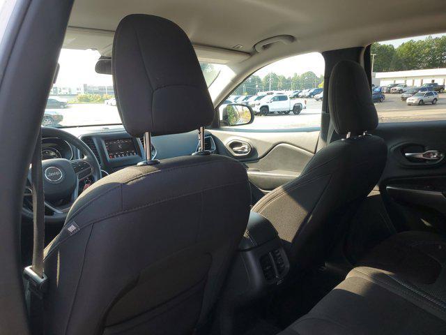 Photo of 2019 Bright White Clearcoat Jeep Cherokee