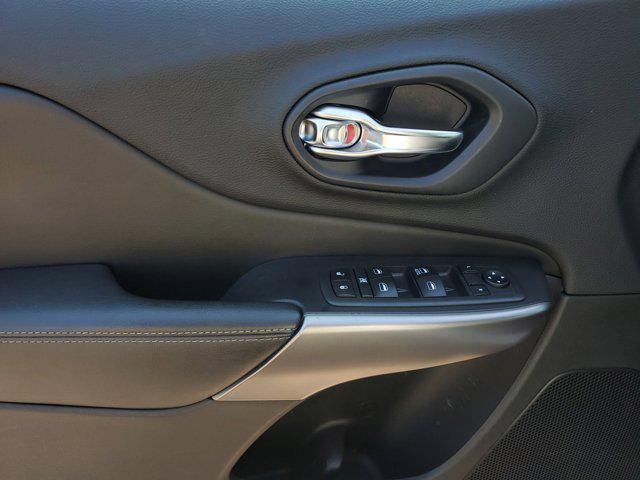 Photo of 2019 Bright White Clearcoat Jeep Cherokee