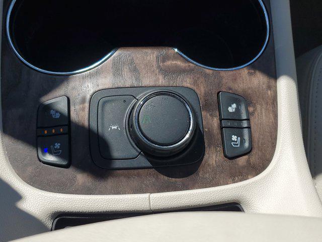 Photo of 2021 White Frost Tricoat GMC Acadia