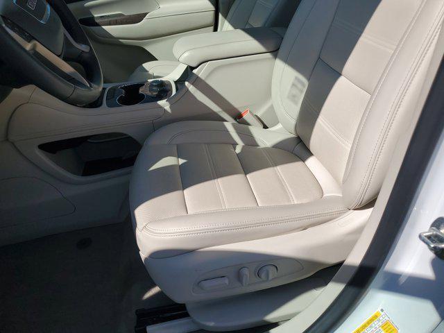 Photo of 2021 White Frost Tricoat GMC Acadia