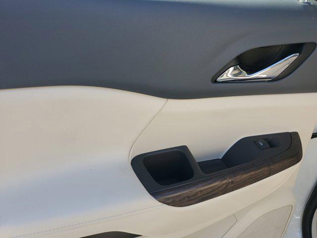 Photo of 2021 White Frost Tricoat GMC Acadia