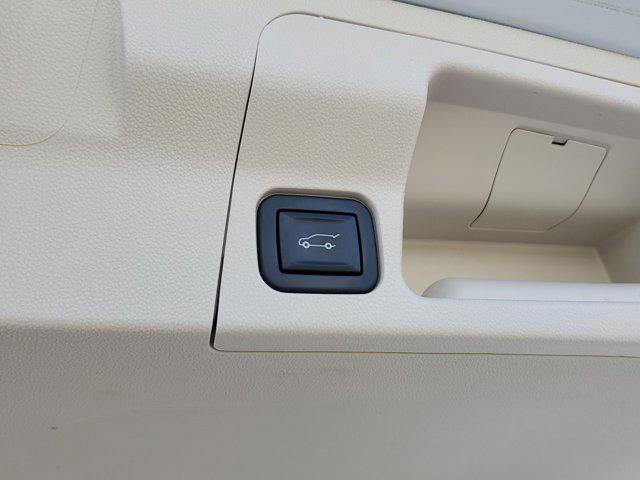 Photo of 2021 White Frost Tricoat GMC Acadia