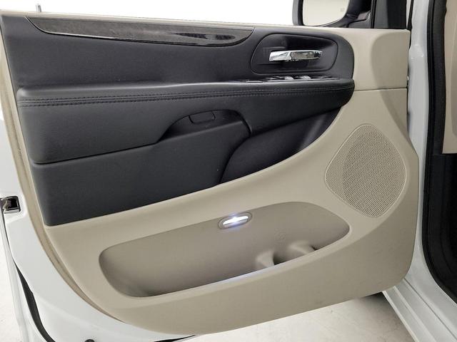 Photo of 2018 White Dodge Grand Caravan