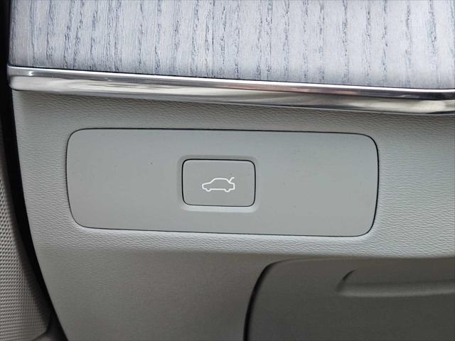 Photo of 2023 Crystal White Metallic Volvo XC90