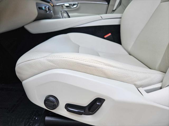 Photo of 2023 Crystal White Metallic Volvo XC90