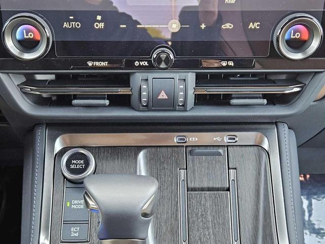 Photo of 2025 Eminent White Pearl Lexus GX 550
