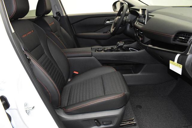 Photo of 2026 Everest White Pearl Tricoat Nissan Rogue