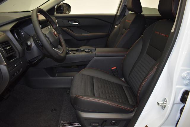 Photo of 2026 Everest White Pearl Tricoat Nissan Rogue