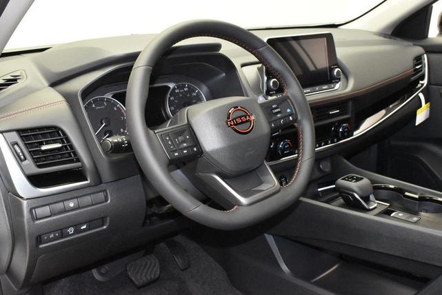 Photo of 2026 Everest White Pearl Tricoat Nissan Rogue