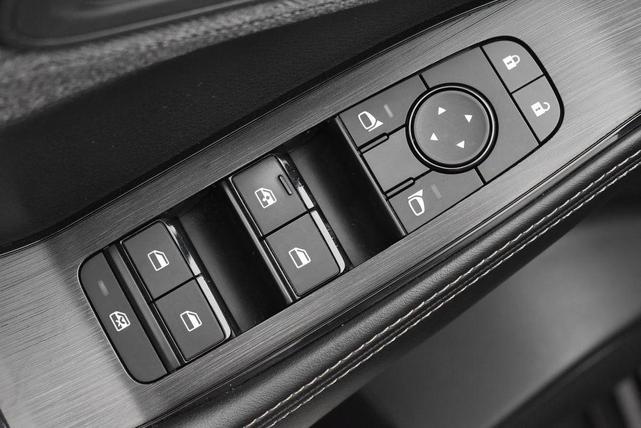 Photo of 2023 Super Black Nissan Rogue