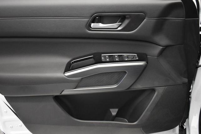 Photo of 2025 Everest White Pearl Tricoat Nissan Pathfinder