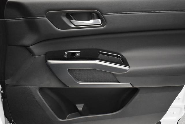 Photo of 2025 Everest White Pearl Tricoat Nissan Pathfinder