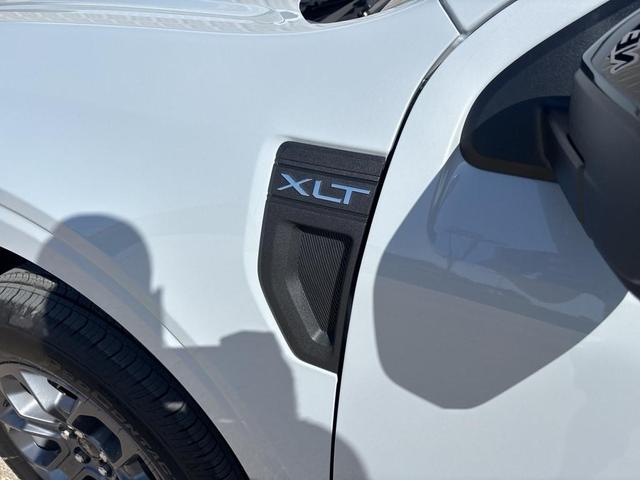 Photo of 2025 Space White Metallic Ford Maverick
