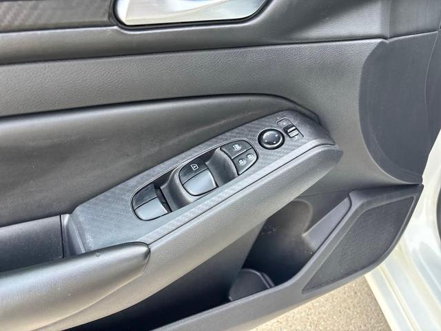 Photo of 2022 Glacier White Nissan Altima