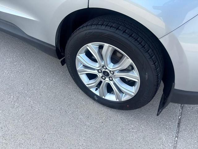 Photo of 2023 Iconic Silver Metallic Ford Edge