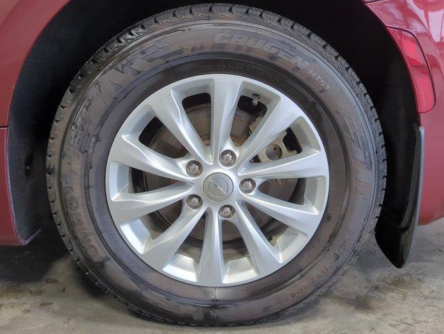 Photo of 2017 Velvet Red Pearlcoat Chrysler Pacifica