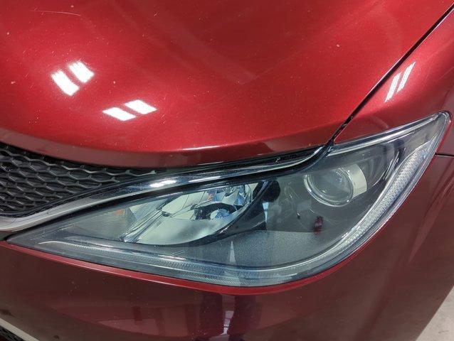 Photo of 2017 Velvet Red Pearlcoat Chrysler Pacifica