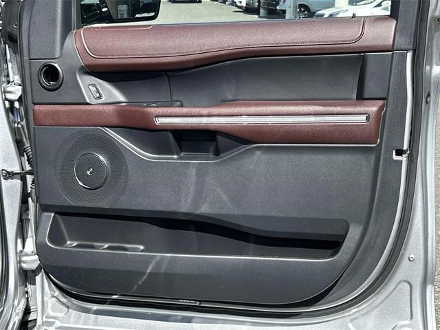 Photo of 2022 Iconic Silver Metallic Ford Expedition