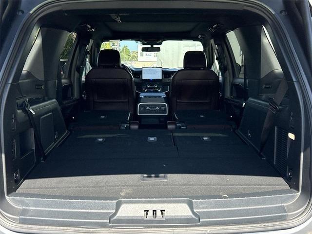 Photo of 2022 Iconic Silver Metallic Ford Expedition