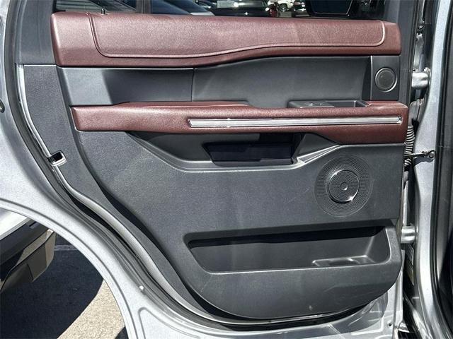 Photo of 2022 Iconic Silver Metallic Ford Expedition