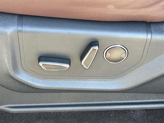 Photo of 2022 Iconic Silver Metallic Ford Expedition