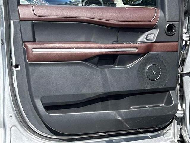 Photo of 2022 Iconic Silver Metallic Ford Expedition