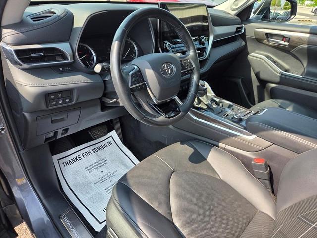Photo of 2021 Gray Toyota Highlander