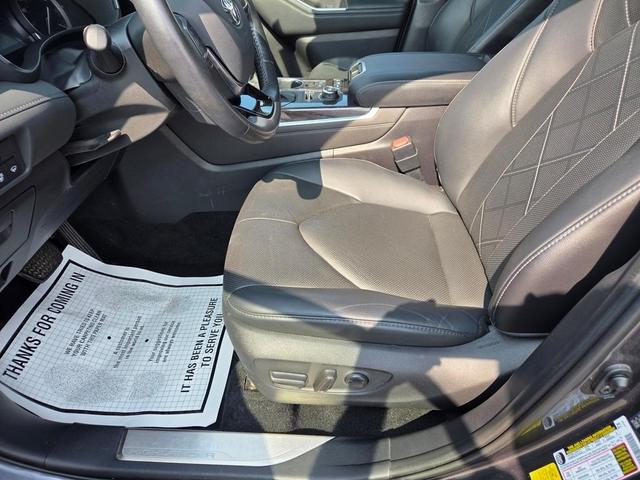 Photo of 2021 Gray Toyota Highlander