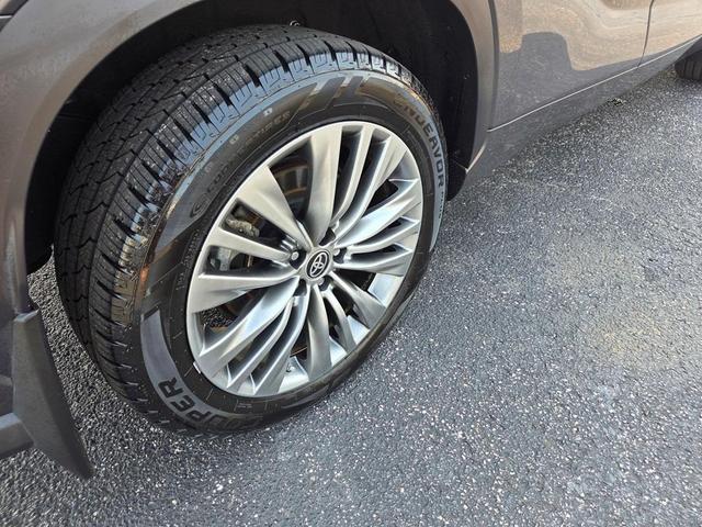 Photo of 2021 Gray Toyota Highlander