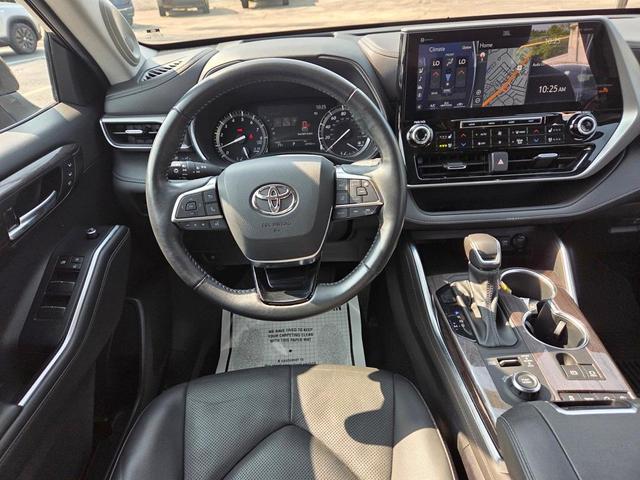 Photo of 2021 Gray Toyota Highlander