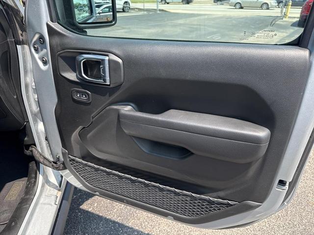 Photo of 2023 Silver Zynith Clearcoat Jeep Gladiator