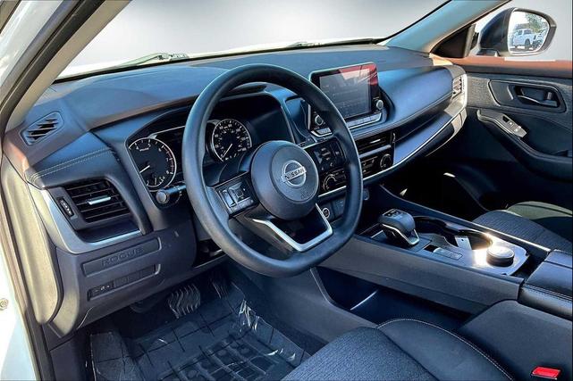 Photo of 2021 Glacier White Nissan Rogue
