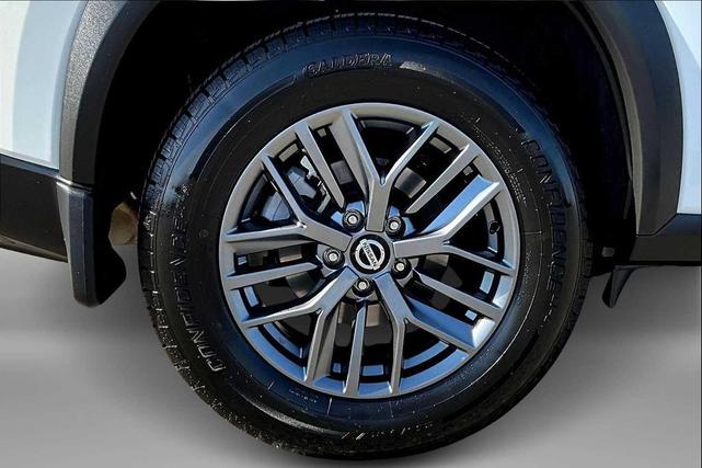 Photo of 2021 Glacier White Nissan Rogue