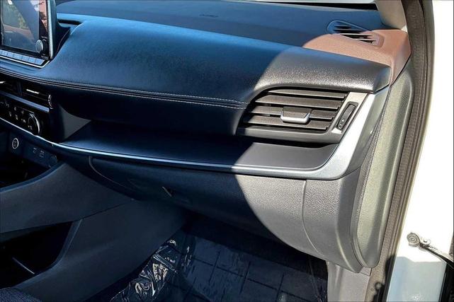 Photo of 2021 Glacier White Nissan Rogue