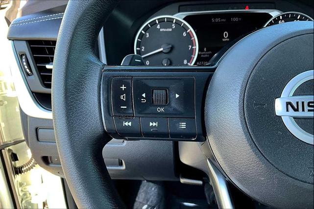 Photo of 2021 Glacier White Nissan Rogue