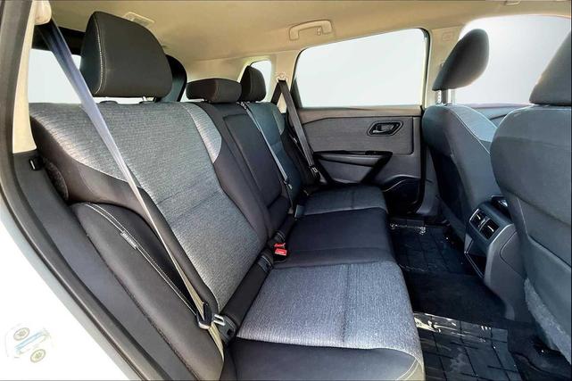 Photo of 2021 Glacier White Nissan Rogue
