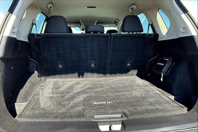 Photo of 2021 Glacier White Nissan Rogue