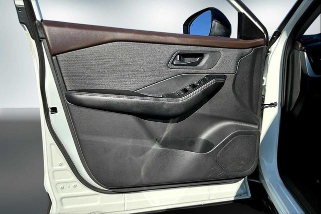Photo of 2021 Glacier White Nissan Rogue