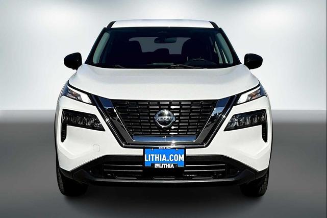 Photo of 2021 Glacier White Nissan Rogue