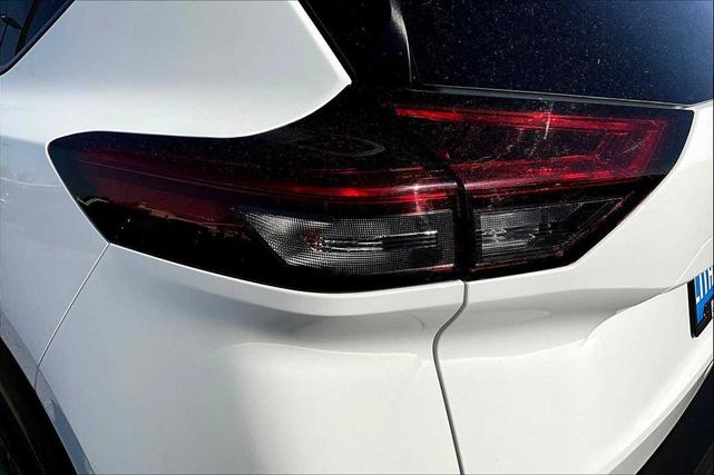 Photo of 2021 Glacier White Nissan Rogue