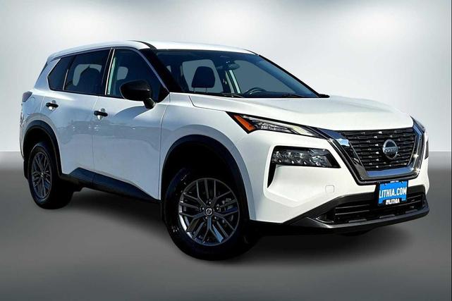 Photo of 2021 Glacier White Nissan Rogue