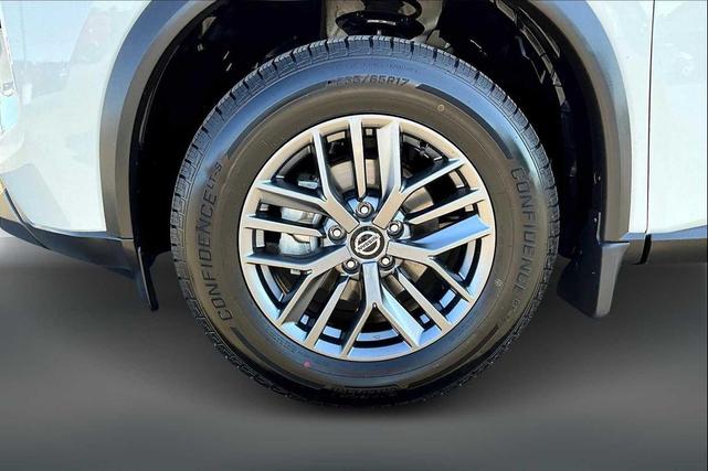 Photo of 2021 Glacier White Nissan Rogue
