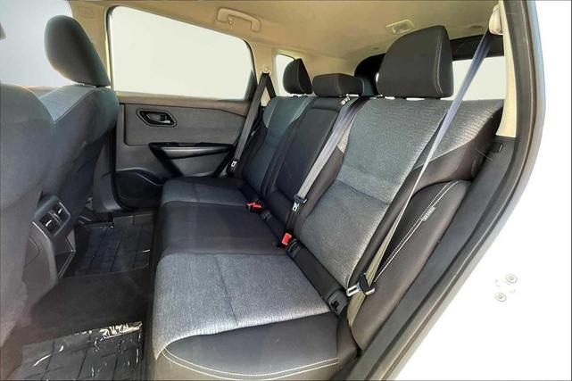 Photo of 2021 Glacier White Nissan Rogue