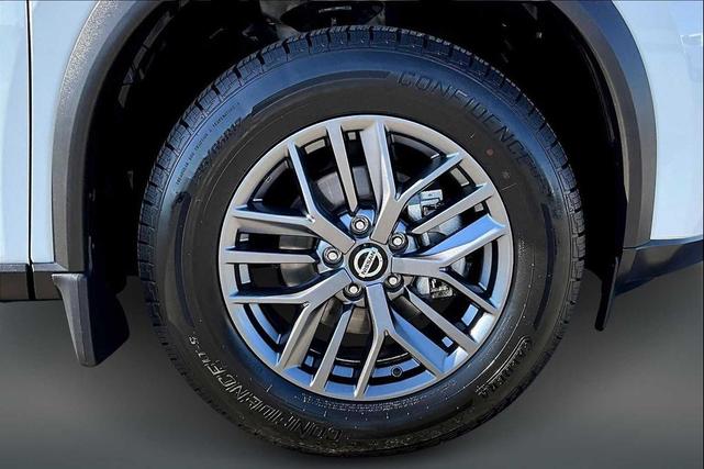 Photo of 2021 Glacier White Nissan Rogue