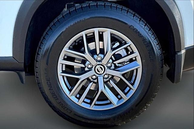 Photo of 2021 Glacier White Nissan Rogue